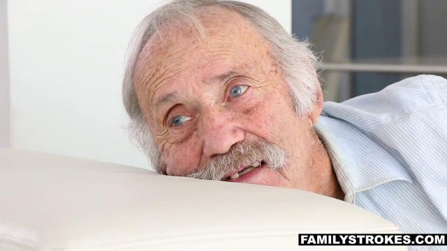 Зрелый мужик подглядывает за сексом влюбленных студентов