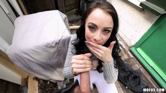 Англичанка с длинными ножками сосет бойфренду на улице