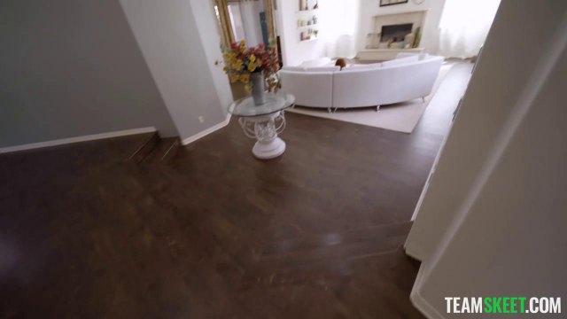 Мужик отучает рыжую девку от дрочки и трахает ее большим членом