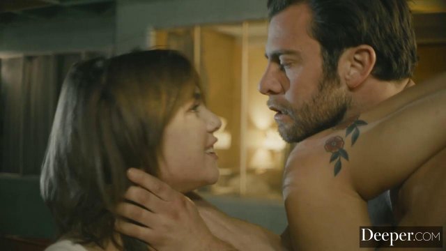 Девушка с большими сиськами присела на член друга на капоте автомобиля